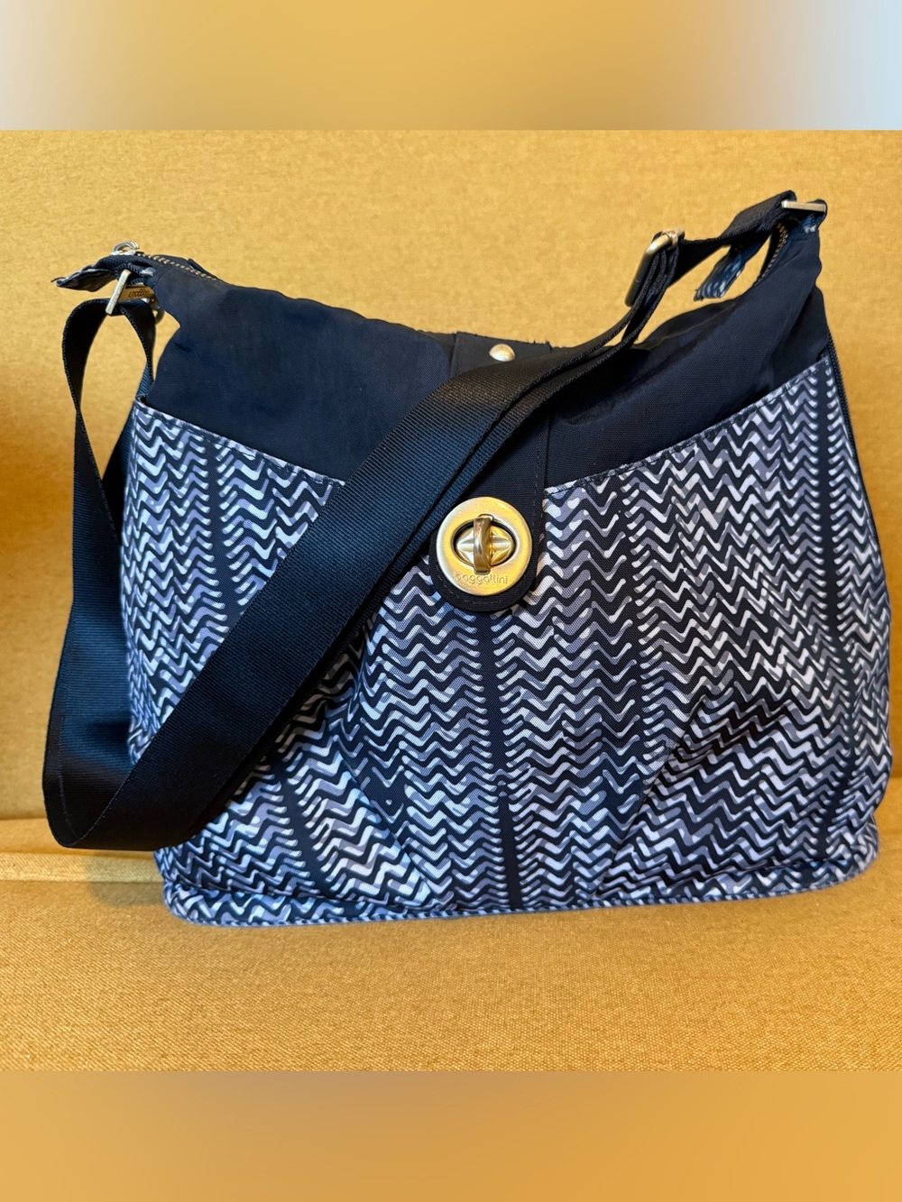 Baggallini Black Gray Chevron Crossbody Travel Bag Lightweight Organizer Purse